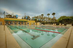 室外游泳池，池畔遮阳伞，日光浴躺椅