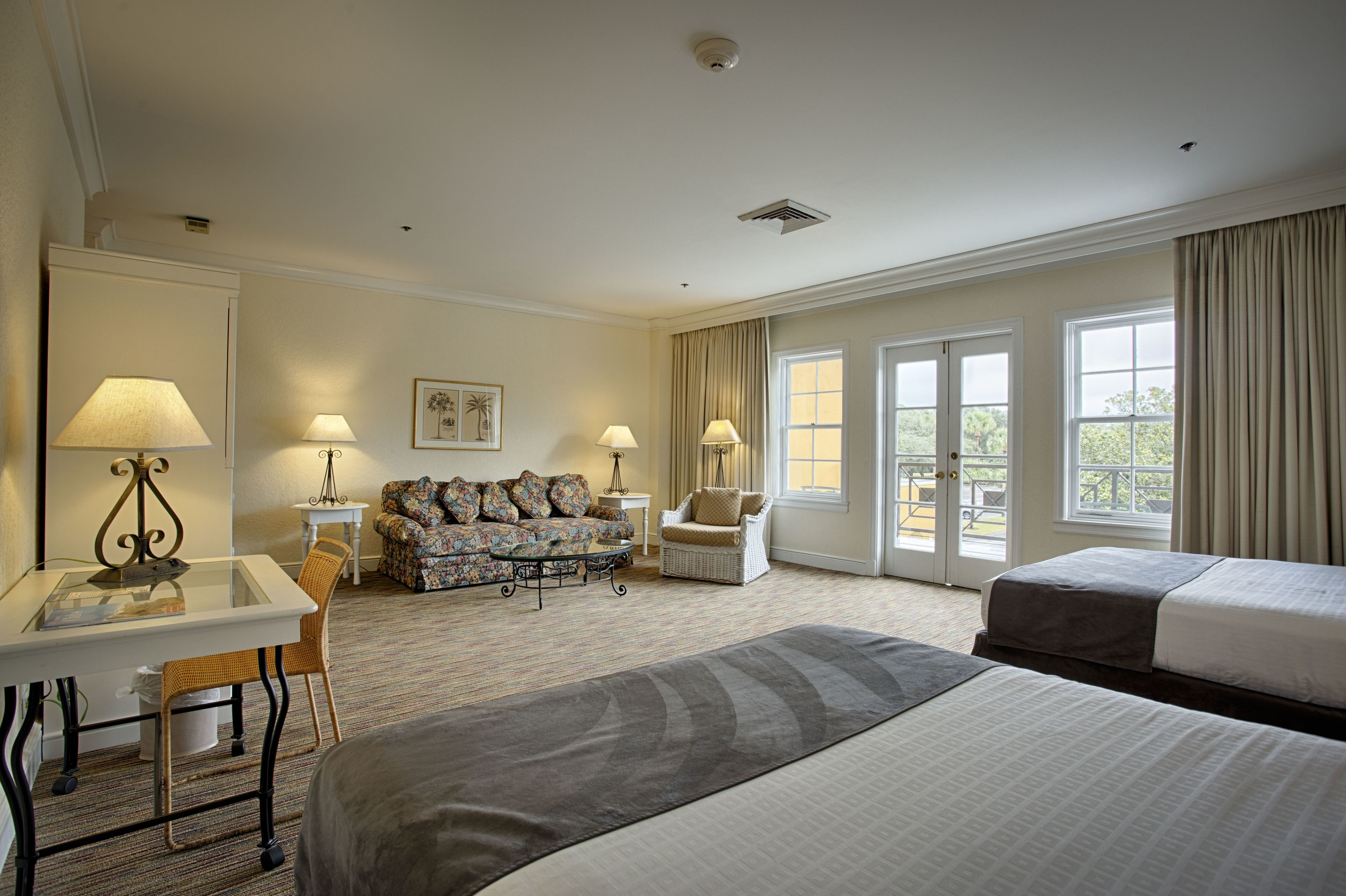 standard suite, 2 queen beds | living area | flat-screen tv