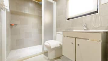 Deluxe Twin kamer, 2 eenpersoonsbedden | Badkamer | Een douche, een regendouche, een haardroger, pantoffels