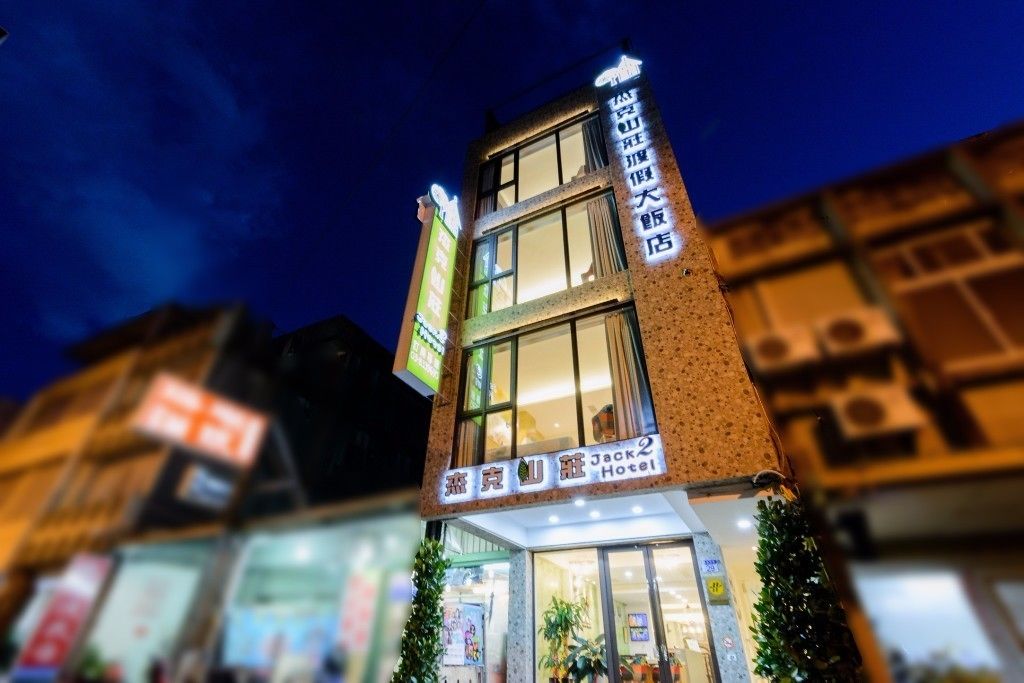 Vista frontal de la propiedad por la tarde o noche