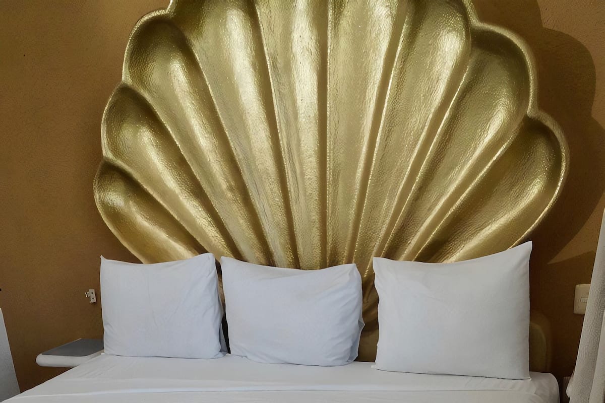 Chambre Standard, 1 grand lit | Coffres-forts dans les chambres, fer et planche à repasser