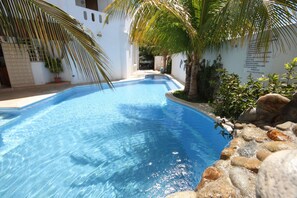 Una piscina al aire libre