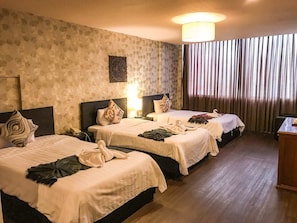 มินิบาร์, ตู้นิรภัยในห้องพัก, โต๊ะทำงาน, Wi-Fi ฟรี
