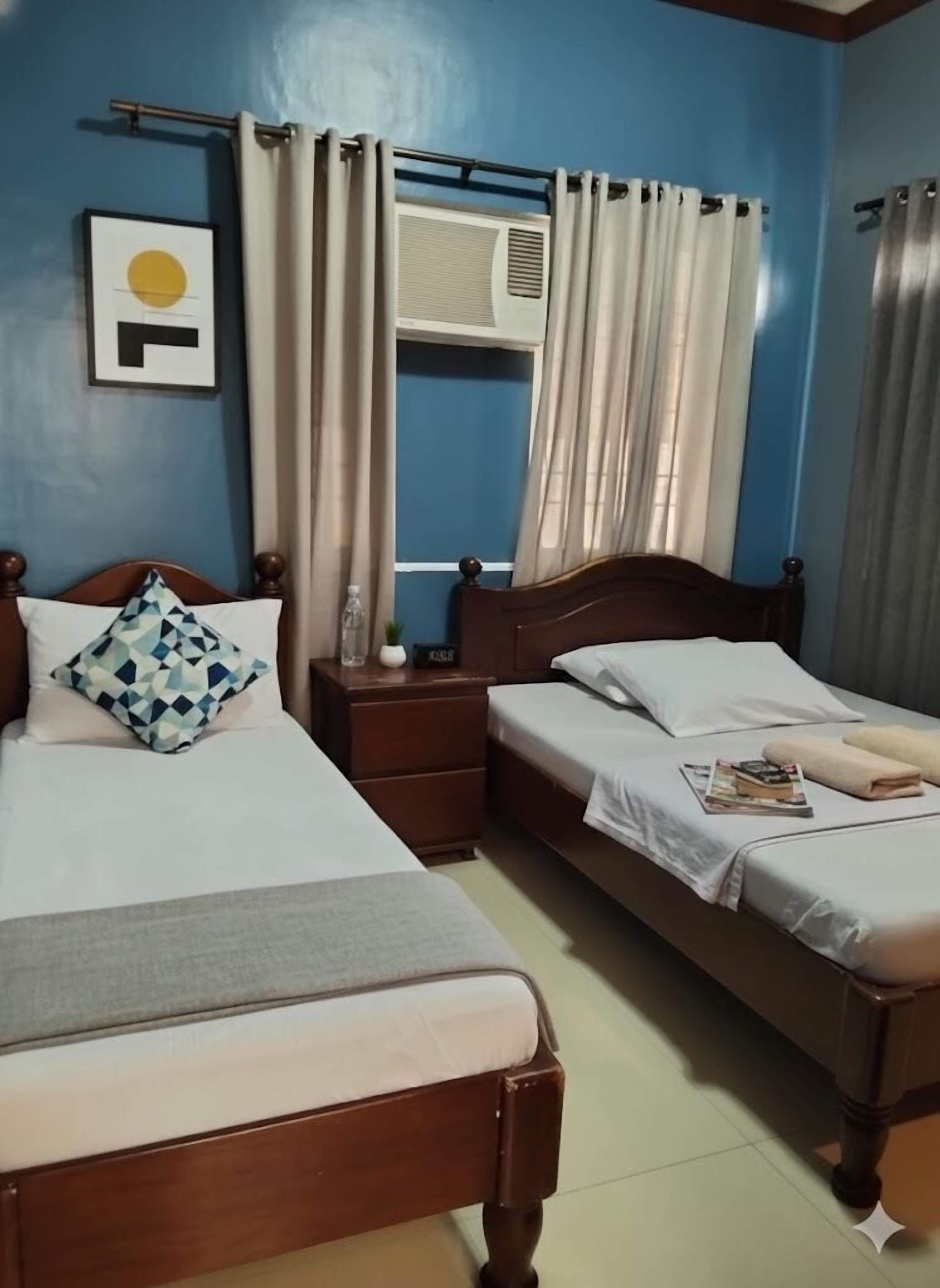 Ropa de cama de alta calidad y caja de seguridad en la habitación 