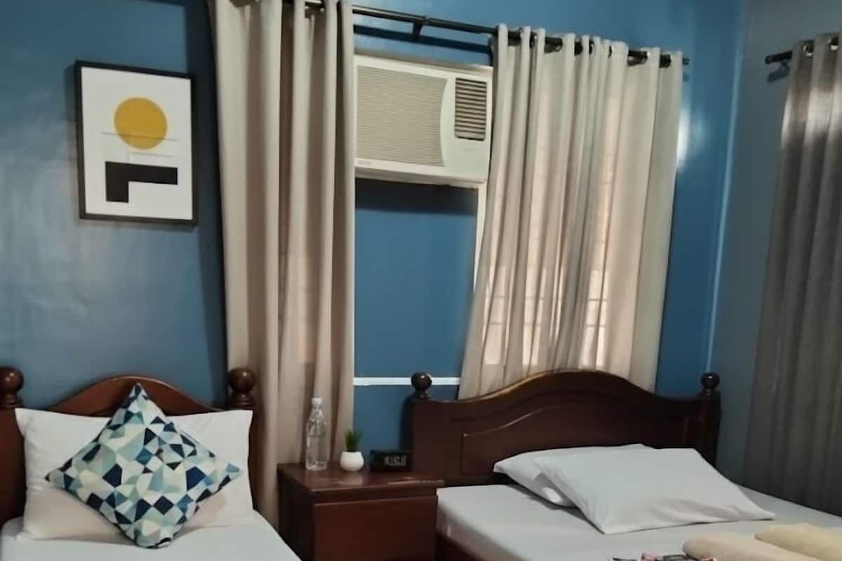 Ropa de cama de alta calidad y caja de seguridad en la habitación