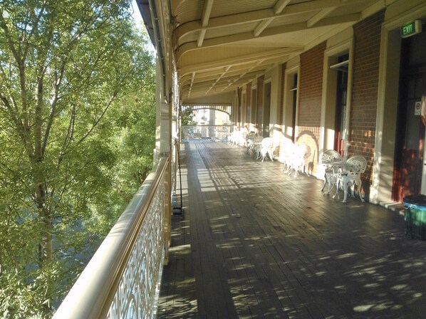 Porch - Criterion Hotel Warwick (Warwick)