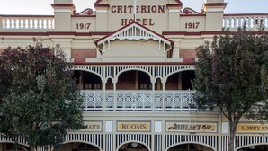 Criterion Hotel with a classic facade, featuring a central entrance, balconies, and signage for rooms and a bar. - Criterion Hotel Warwick (Warwick)