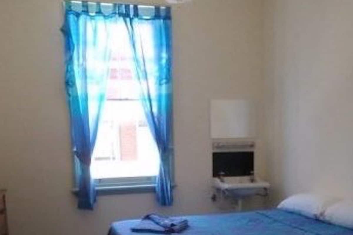 Traditional Triple Room, Shared Bathroom | Bed sheets