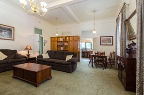 The Apartment, Private Bathroom  | Living area - Criterion Hotel Warwick (Warwick)