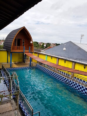 Outdoor pool, pool loungers - Grand Malaka Ethical Hotel (Palembang)