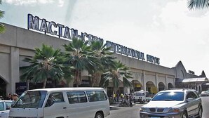 A building with a sign reading "MACTAN INTERNATIONAL AIRPORT". - The Stopover Hostel Mactan (Lapu-Lapu)