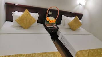 Standard Room | Minibar, in-room safe, desk, blackout drapes