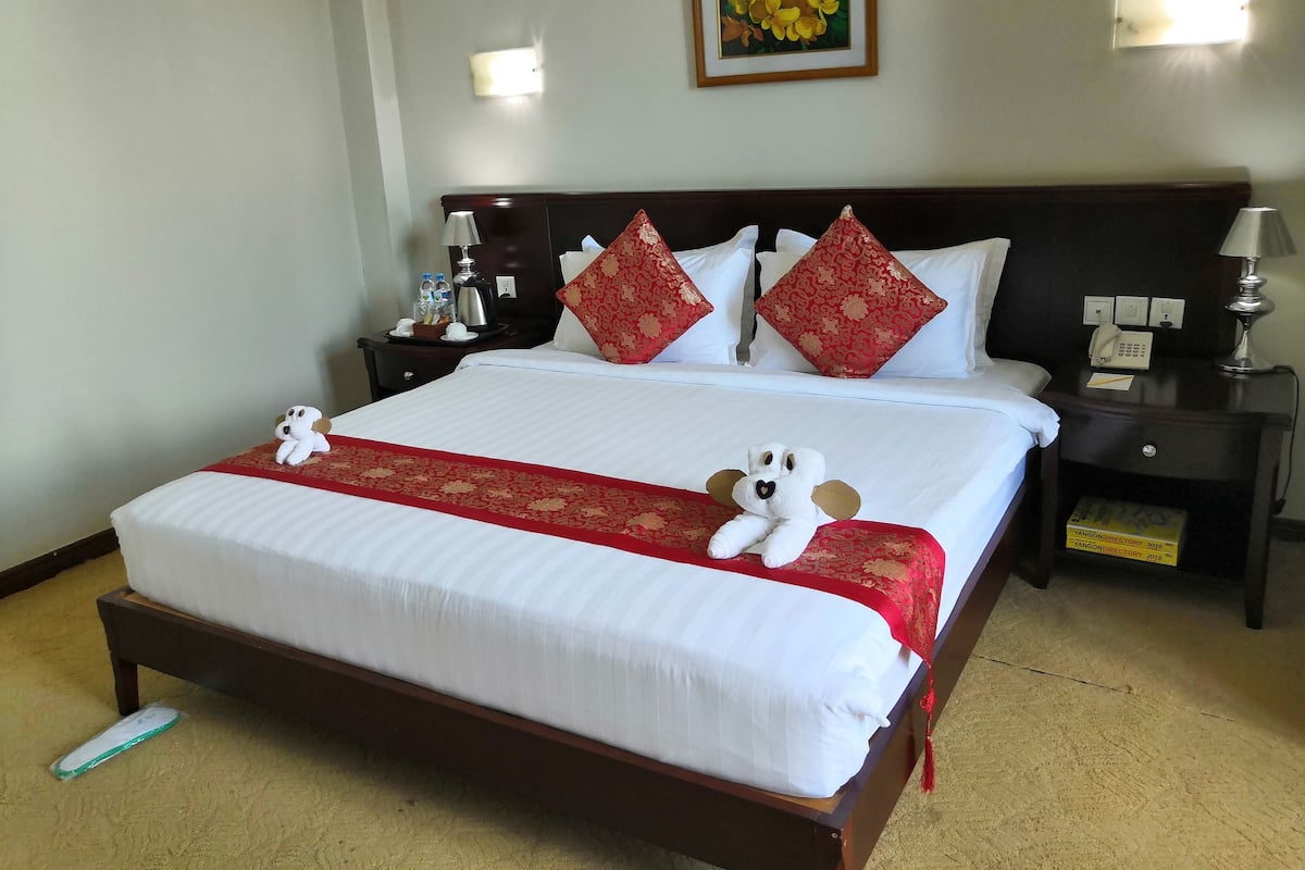 Superior Room | Minibar, in-room safe, desk, blackout drapes