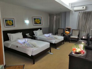 Habitació Deluxe | Minibar, caixa forta a l'habitació, escriptori i cortines opaques