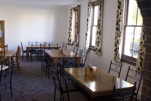 Lunch and dinner served - Court House Hotel (Boorowa)
