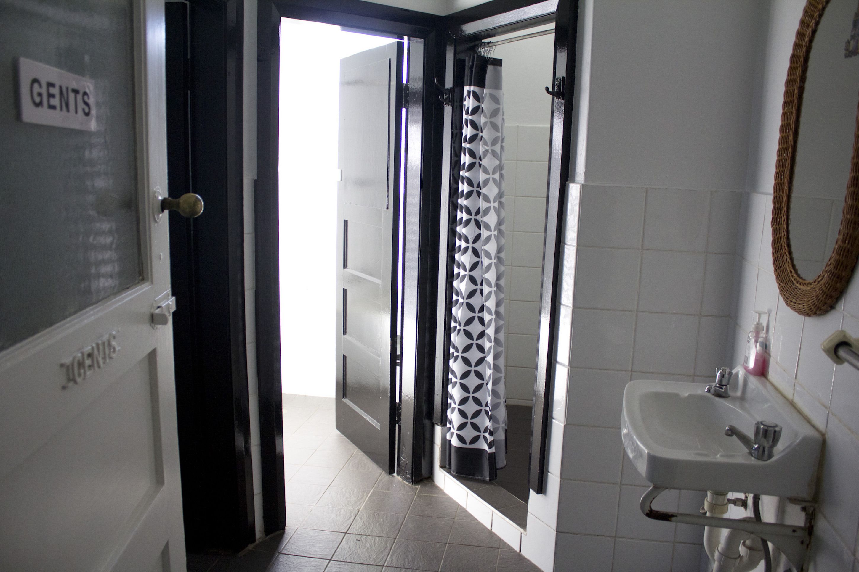 Shower, free toiletries, towels