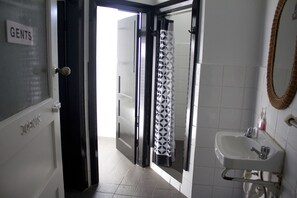 Douche, articles de toilette gratuits, serviettes fournies
