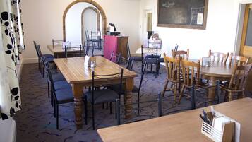 Almoço e jantar, culinária europeia moderna