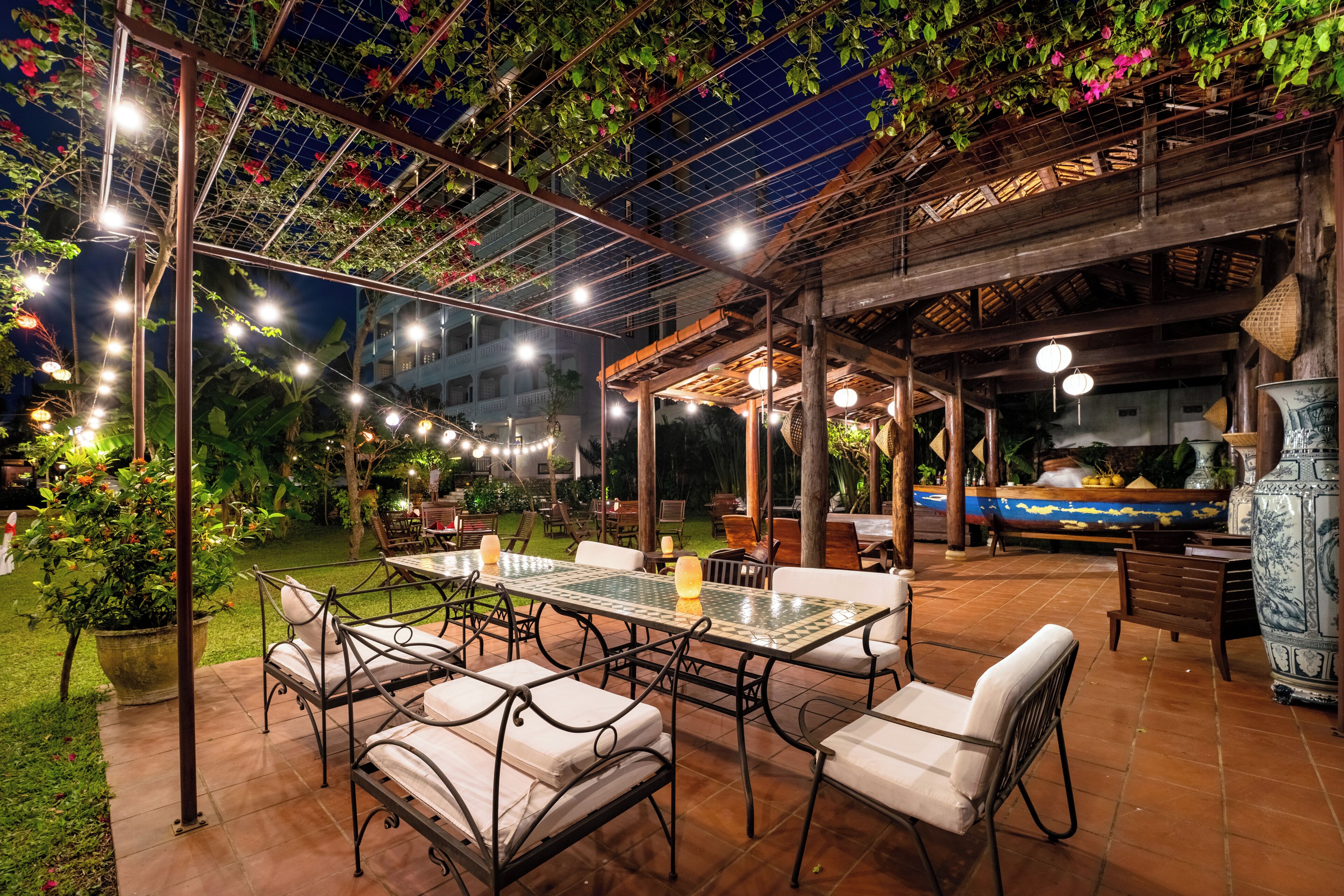 2 restaurants, breakfast, lunch, dinner served; Vietnamese cuisine