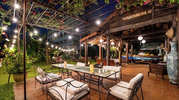 2 restaurants, breakfast, lunch, dinner served; Vietnamese cuisine
