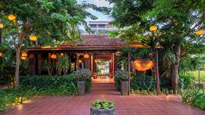 Un edificio tradicional con tejado de tejas, un letrero que dice 'The Soul' y una jardinera central con plantas.