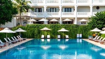 2 kolam renang outdoor, dengan payung kolam renang dan kursi berjemur