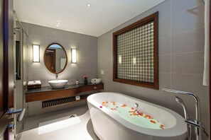 Designertoalettartikler, hårføner, badekåper og tøfler