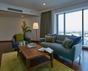 Library Suite | Sala de estar | Televisión LED de 42 pulgadas con canales digitales, una televisión