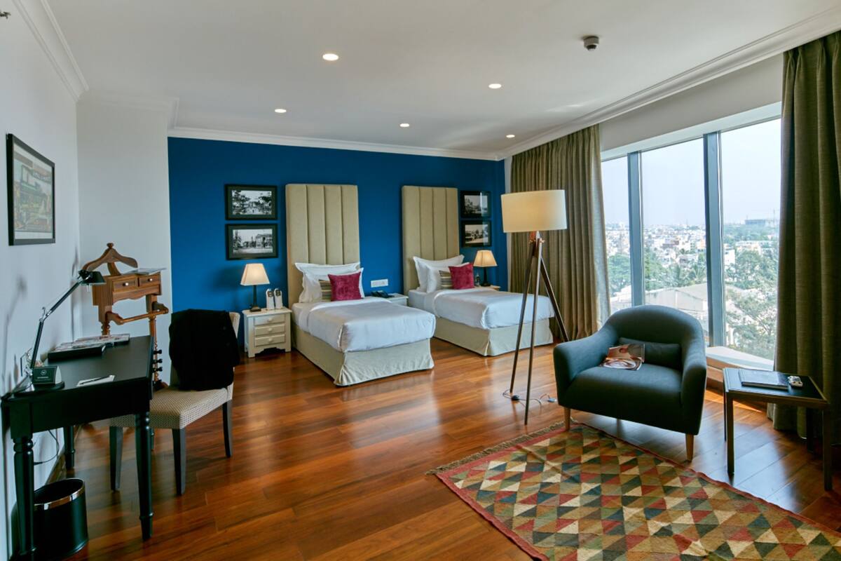 Bộ đồ giường cao cấp, minibar, két bảo mật tại phòng, bàn 