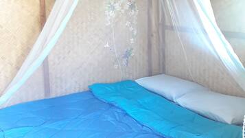Hut Fan with Shared Bathroom | Desk, blackout curtains, free WiFi, bed sheets