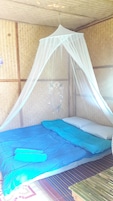 Escritorio, cortinas blackout, wifi gratis y ropa de cama