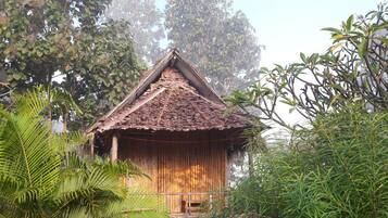 Hut Fan with Shared Bathroom | Utsikt mot trädgården