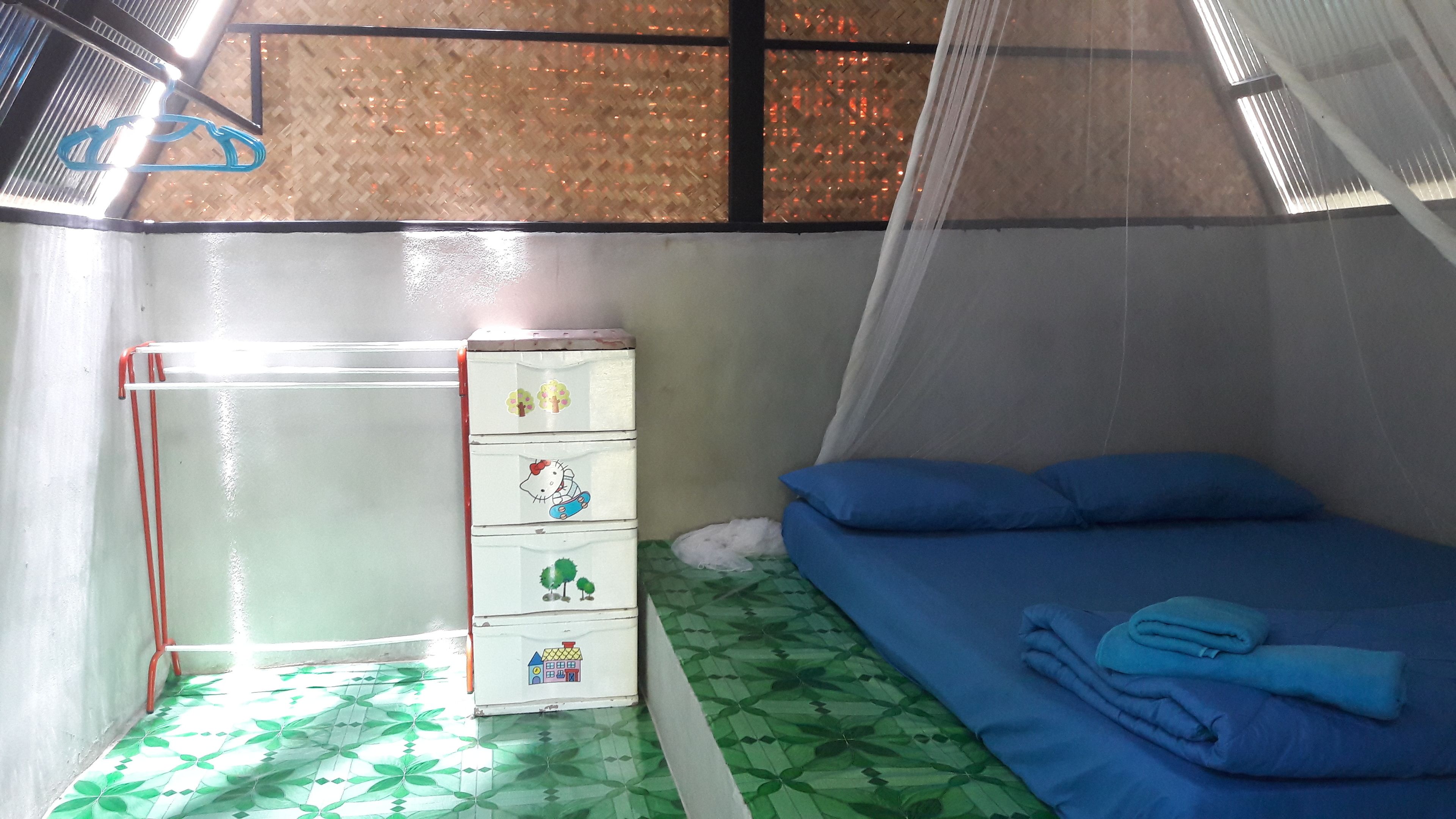 Hut Fan with Shared Bathroom | Skrivbord, mörkläggningsgardiner, gratis wi-fi och sängkläder