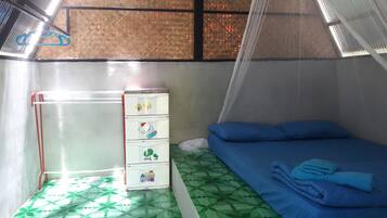 Hut Fan with Shared Bathroom | Skrivbord, mörkläggningsgardiner, gratis wi-fi och sängkläder