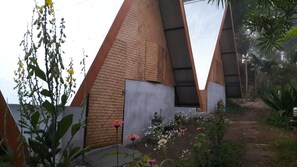 Hut Fan with Shared Bathroom | Desk, blackout drapes, free WiFi, bed sheets - Nusha Homestay (Pai)