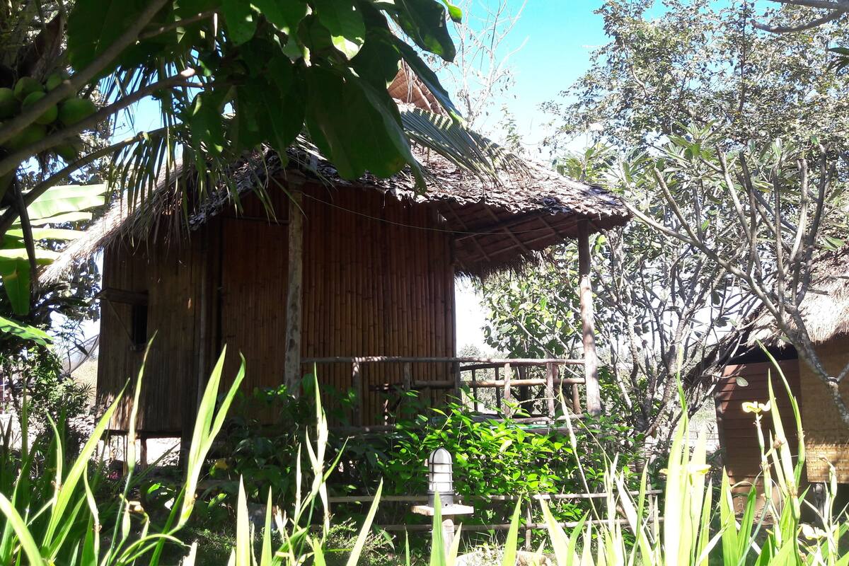 Hut Fan with Shared Bathroom | Desk, blackout drapes, WiFi (free), bed sheets