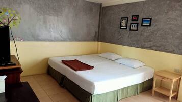 In-room safe, desk, free WiFi