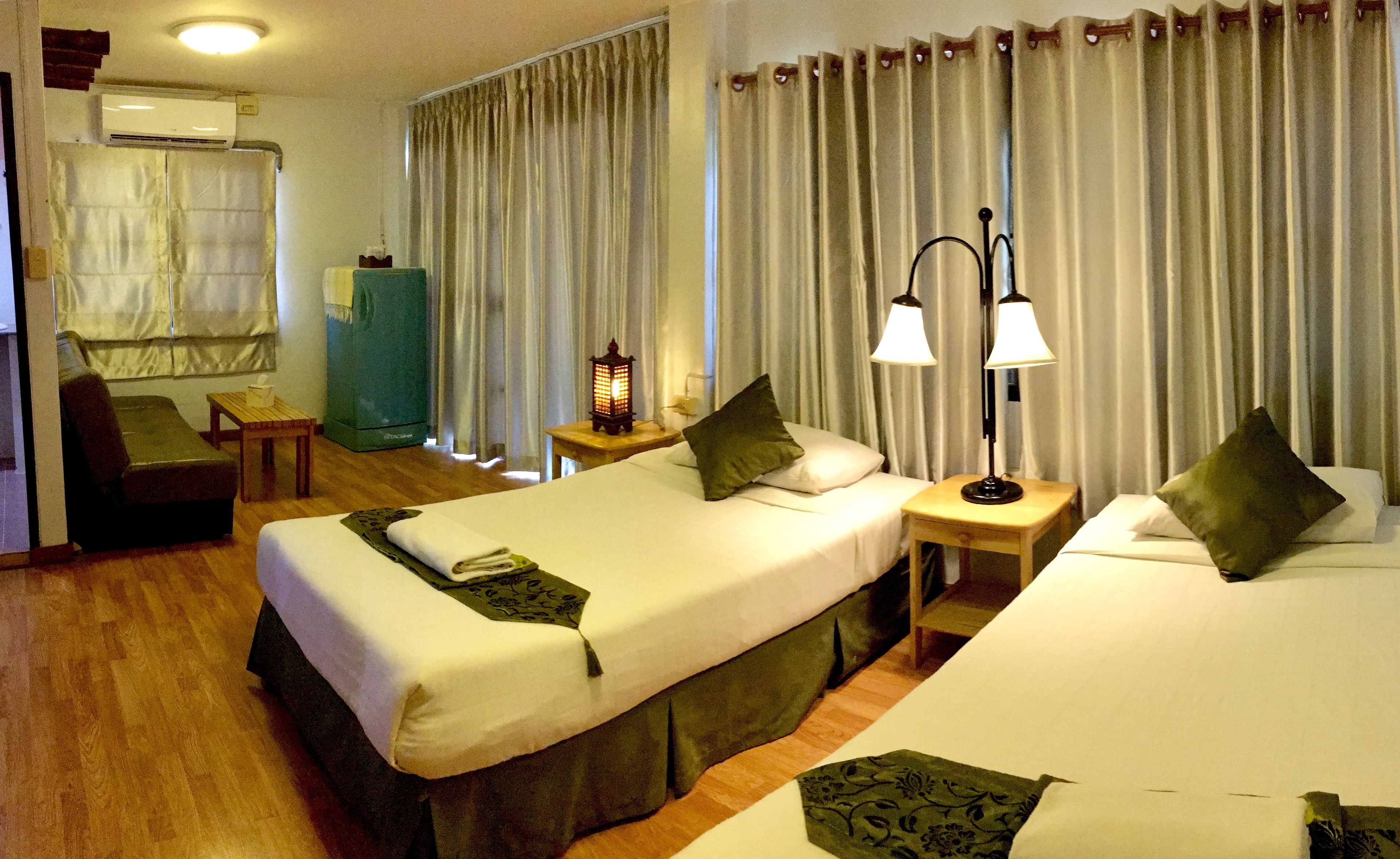 Minibar, caja de seguridad en la habitación y escritorio 