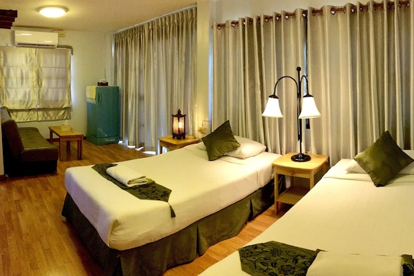 Standard Twin Room | Minibar, in-room safe, desk, free WiFi