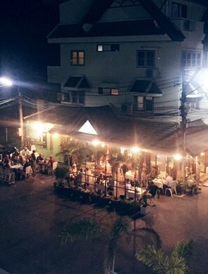 供應早餐、午餐和晚餐,國際料理