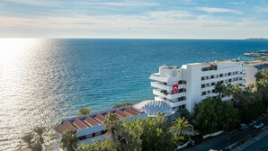 A coastal hotel with a modern design, featuring multiple balconies and a view of the sea. - Rubi Hotel - All inclusive (Alanya)