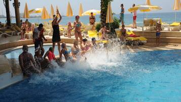 Innenpool, Außenpool, Sonnenschirme, Liegestühle