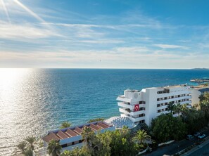 Yksityinen ranta, aurinkotuoleja, aurinkovarjoja