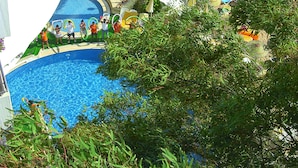 A resort with a pool, beach, and umbrellas. - Rubi Hotel - All inclusive (Alanya)