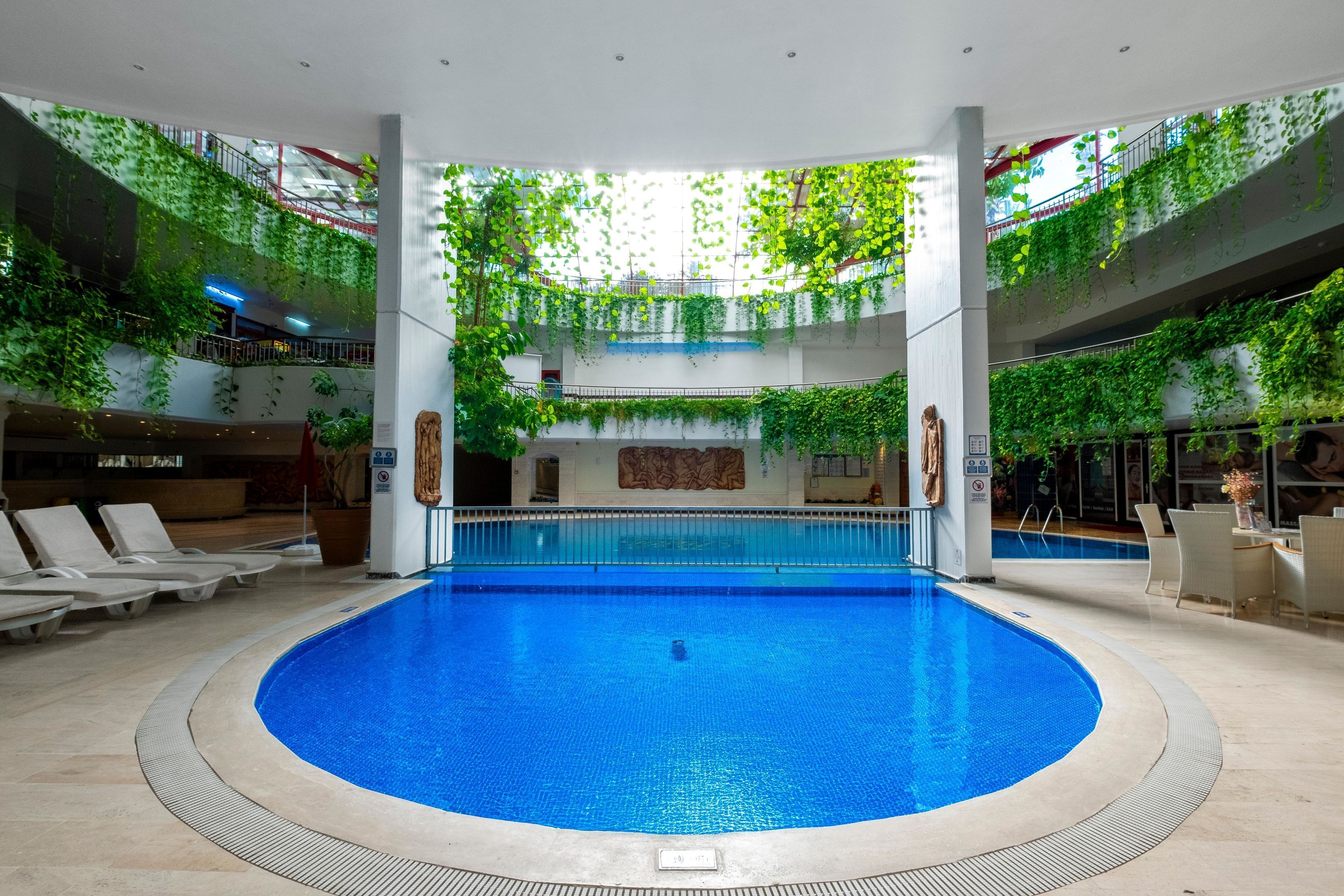 من حمّامات السباحة المغطاة، حمّام سباحة خارجي، مظلات على حمّام السباحة