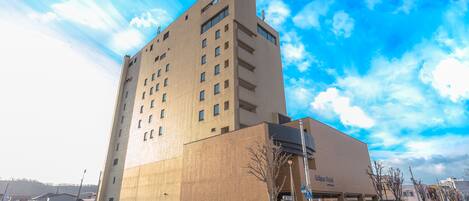 Vista frontal de la propiedad