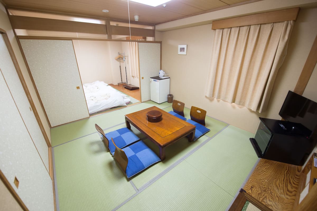 Traditional Room, Non Smoking (for 3 people) | Meja, langsir/tirai gelap terus, seterika/papan seterika, Wi-fi percuma 