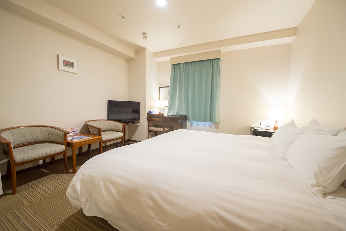 Desk, blackout drapes, iron/ironing board, free WiFi