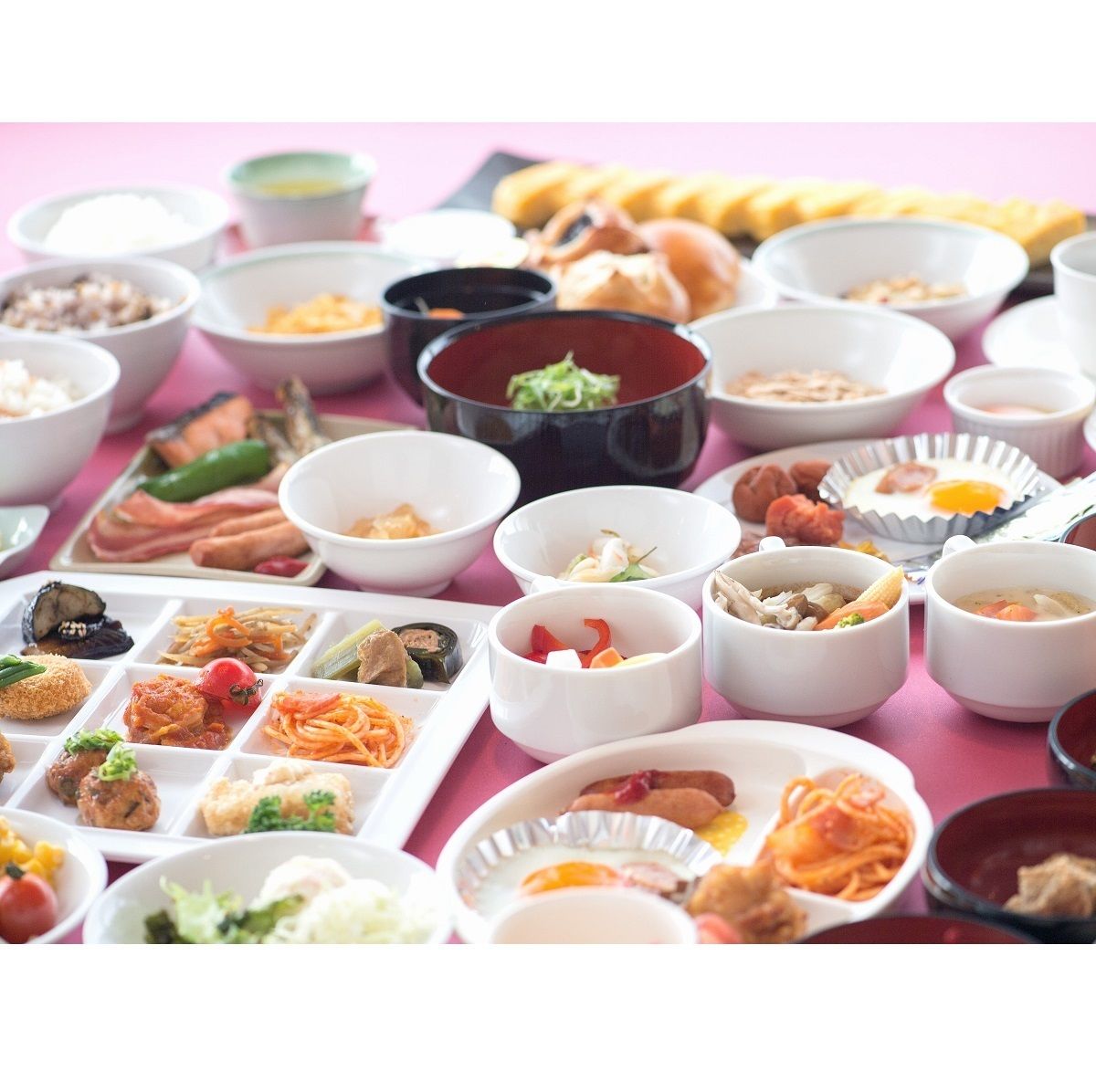 بوفيه فطور مجانًا يوميًا