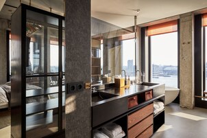 Suite (Sir) | Salle de bain | Douche, douche à « effet pluie », articles de toilette de luxe